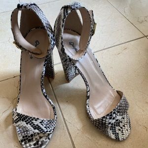 Black and white faux snake print heel